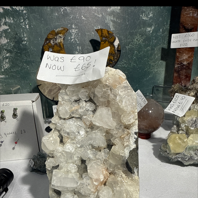 Freestanding apophyllite with calcite freeform