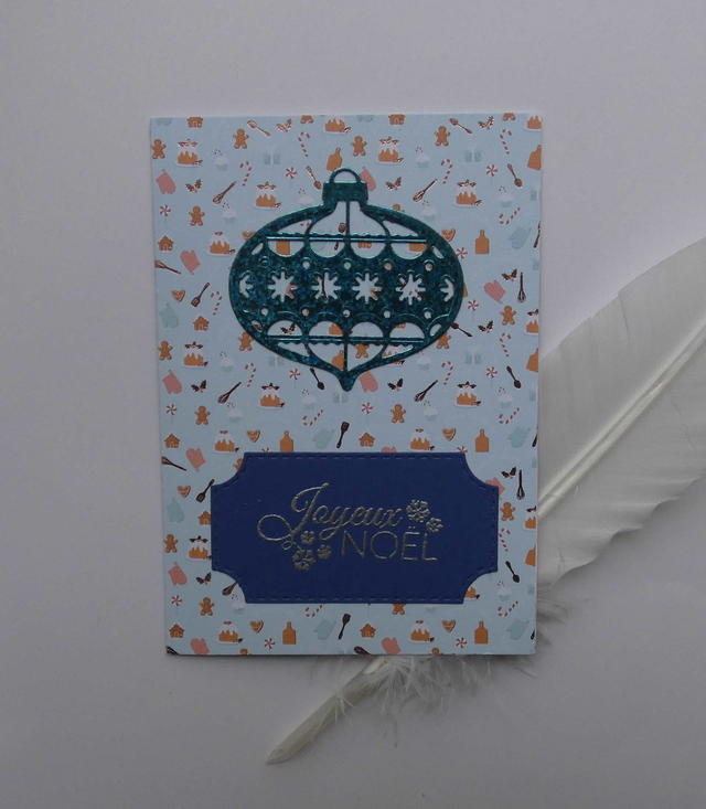 Une boule de Noël bleue