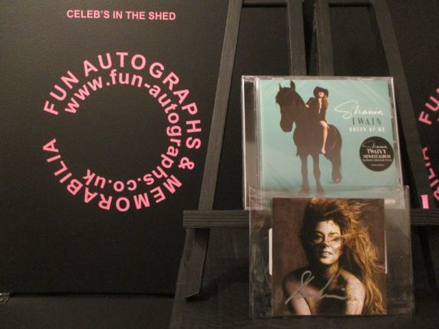Shania Twain - 'Queen Of Me Exclusive' Album + Authentic Autographed Album Art Card (1)