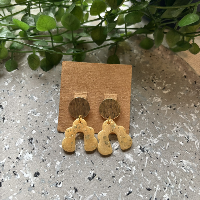 Boucles d’oreilles résine beige doré avec paillettes 