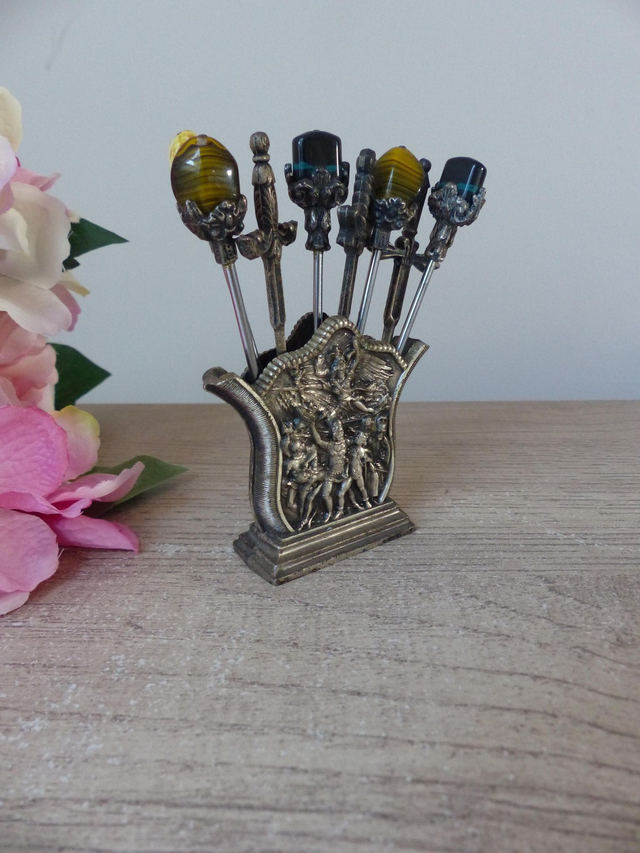 Service Apéritif Ancien en Métal Argenté – Ensemble de Pics Canapés Décoratifs Guerriers avec Motif en Bas-Relief, Épées et Couronnes