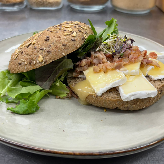 Broodje met brie, spek en honing.