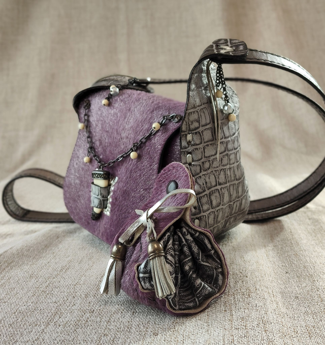 Petit sac en peau et cuir lilas, et sa bourse assortie