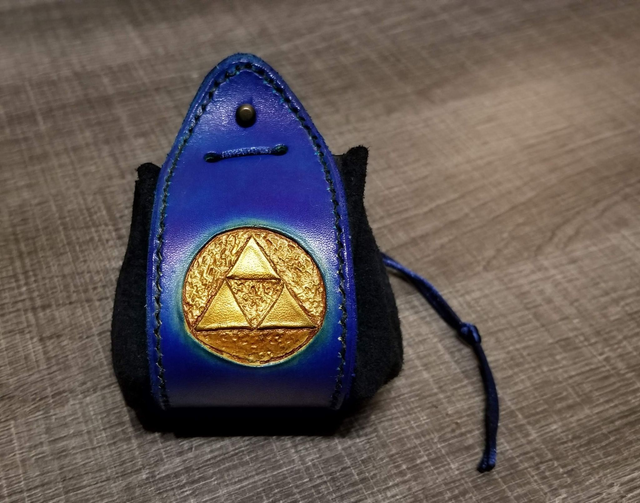 Bourse en cuir, couture lin poissé, fait main, pour porter des dès ou de la monnaie, pour adultes et enfants, unisexe. Bleu nuit avec motif doré.