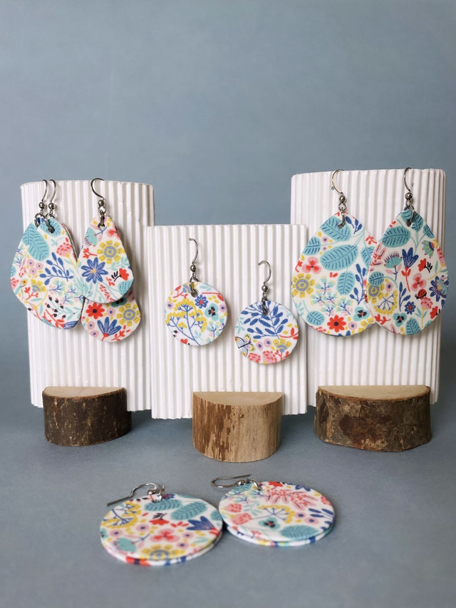 Boucles d'oreilles carton et tissu imprimé végétal de forme ronde, collection « champêtre » - tons blanc, bleu, rouge, jaune, vert.