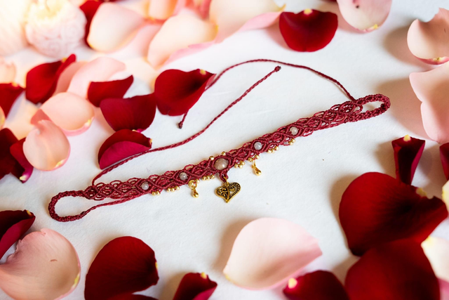 Ras de cou micro-macramé bordeaux et Pierre de Lune