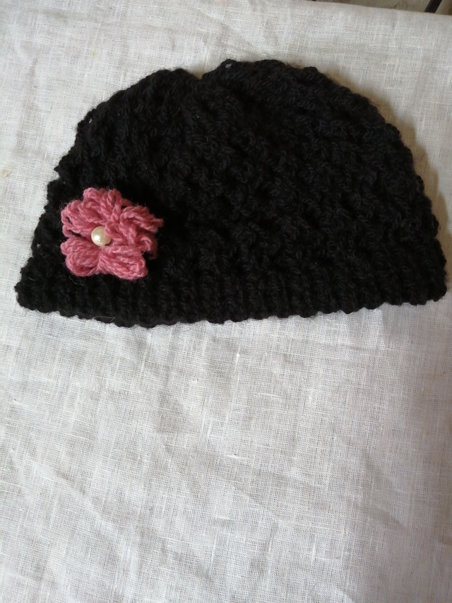 Bonnet noir en laine fine avec fleur rose et perle nacrée