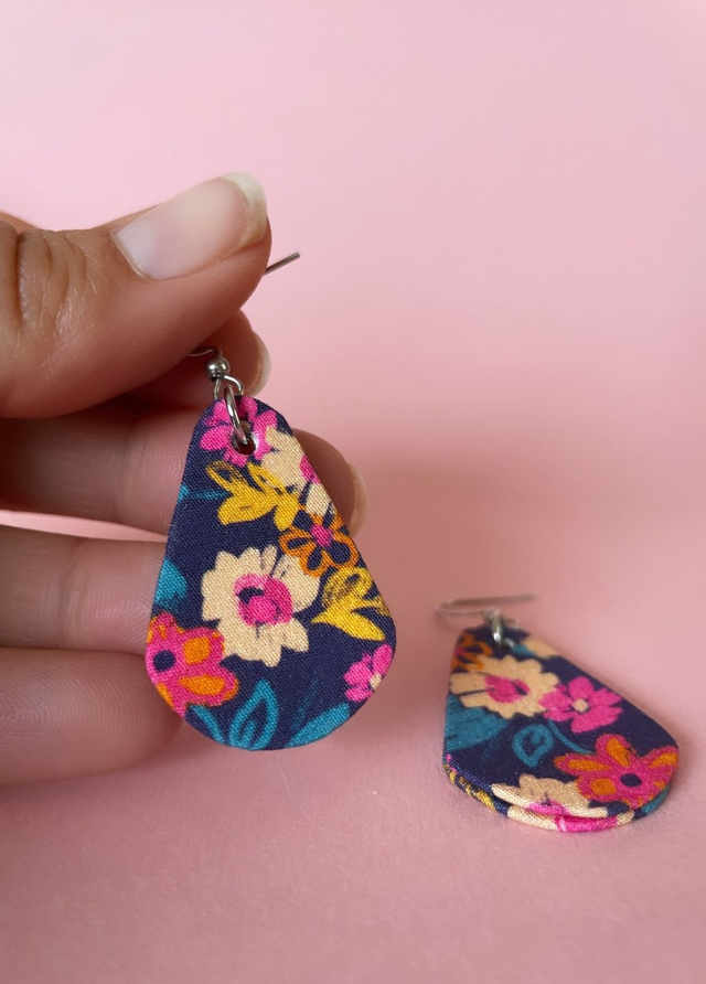 Boucles d'oreilles carton et tissu imprimé fleuri forme petites gouttes, collection « hippie » - tons violet foncé, rose, beige, jaune. 