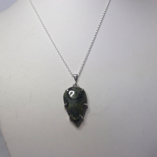 Kambamba Jasper teardrop gemstone claw set pendant necklace