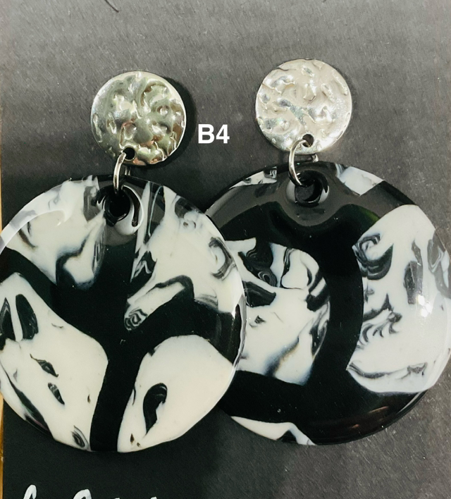 Boucles d’oreilles pendantes  en pâte polymère et resineUV ;PUCES argentées ou dorées en acier inoxydable 