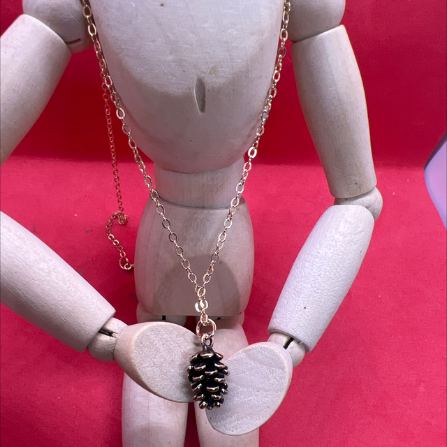 Collier Pomme de Pin – Symbole de Renaissance et de Connexion Spirituelle