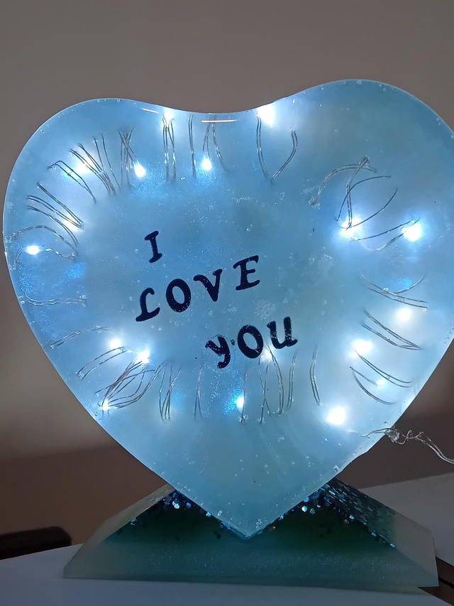 Cœur sur socle lumineux 