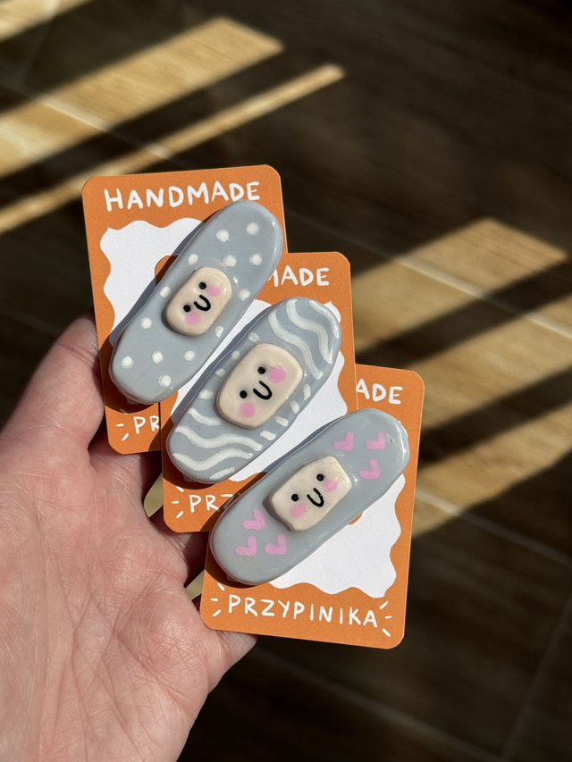 Niebieski Plasterek 🩹 - przypinka