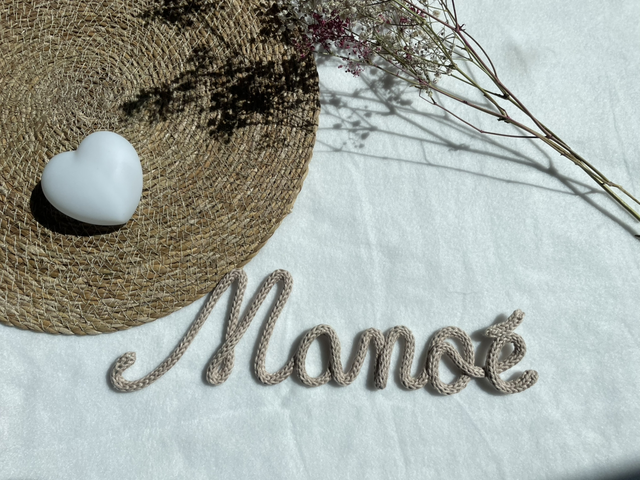 Prénom décoratif en tricotin 