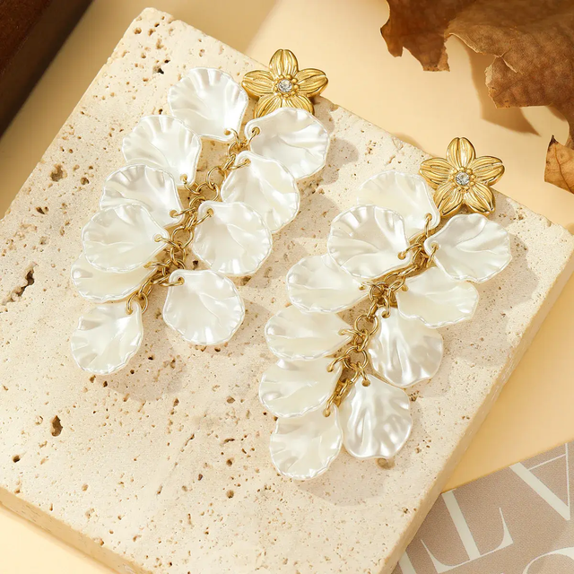 Boucles d'oreilles Pendantes Dorées Fleur Strass et Cascade Pétales Nacrés