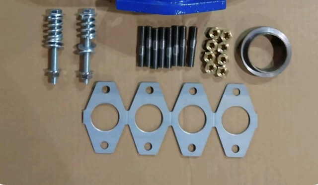 Petrol engine exhaust manifold bolt kit