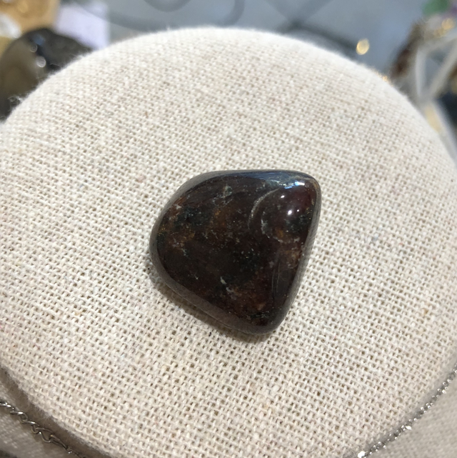 Pierre roulée grenat