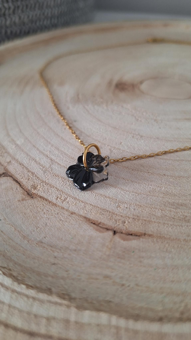 Collier doré fleur hibiscus noire et transparente
