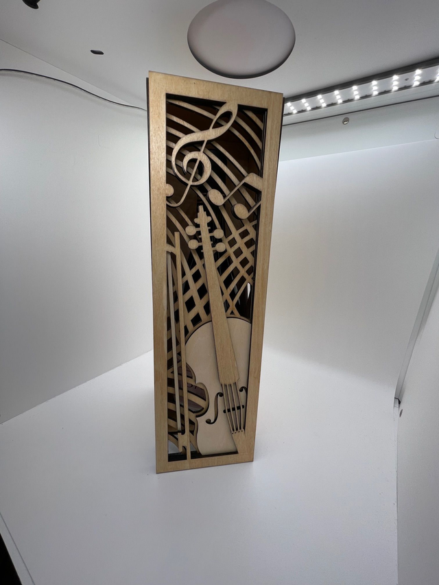 Boîte en bois violon pour bouteille de vin rouge.