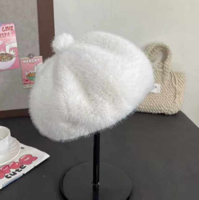 Prachtige dames baret van pluche voor de winter Nieuw.