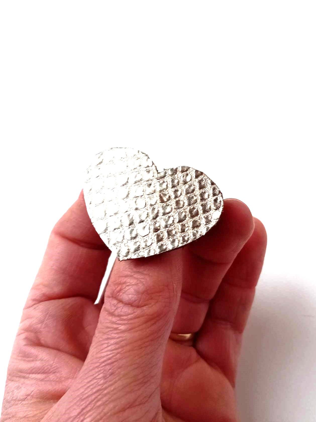 Broche éco-responsable en chute de CUIR et CHAMBRE à AIR de tracteur - Coeur - Pièce Artisanale et Unique 