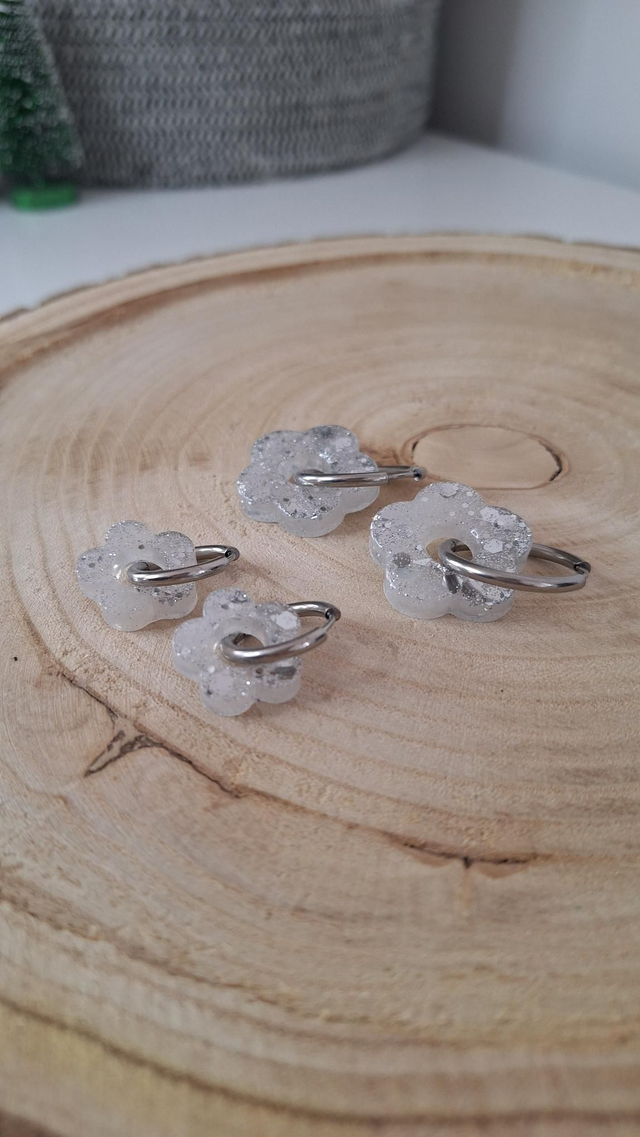 Duo boucles d&#039;oreilles Mère Fille fleurs blanches et paillettes argentées 