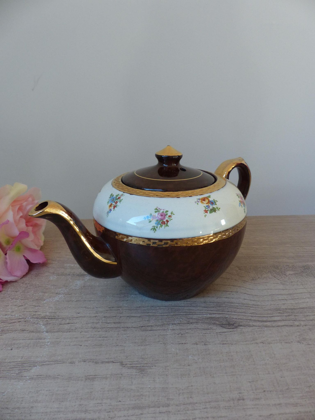 Théière Vintage Anglaise Numérotée – Céramique Marron et Crème avec Garniture Dorée – Motif Floral – Made in England