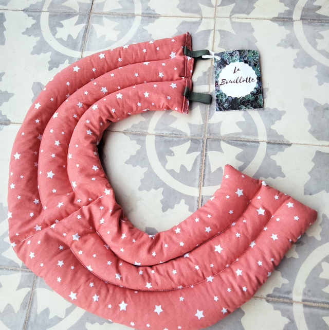 Bouillotte en graines de lin bio - cervicales en U - Tissu étoiles roses
