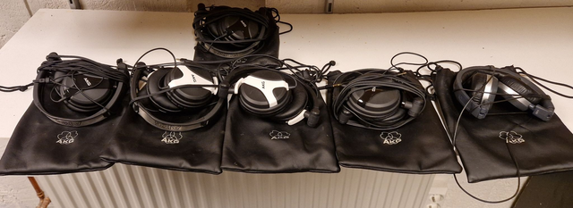 Sex stycken hörlurar, AKG 518 och 450