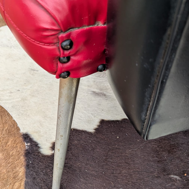 1. Fauteuil en Skaï rouge et noir