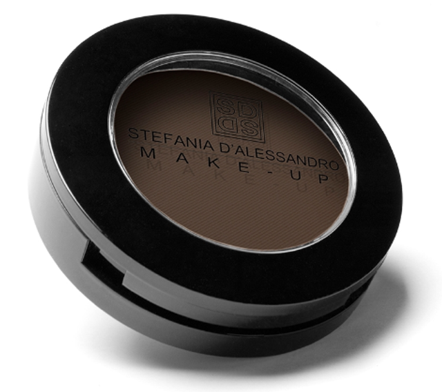 Ombretto compatto Dark – bruno profondo, un marrone con dominante fredda per un’ombreggiatura intensa. Ideale per occhi e sopracciglia.