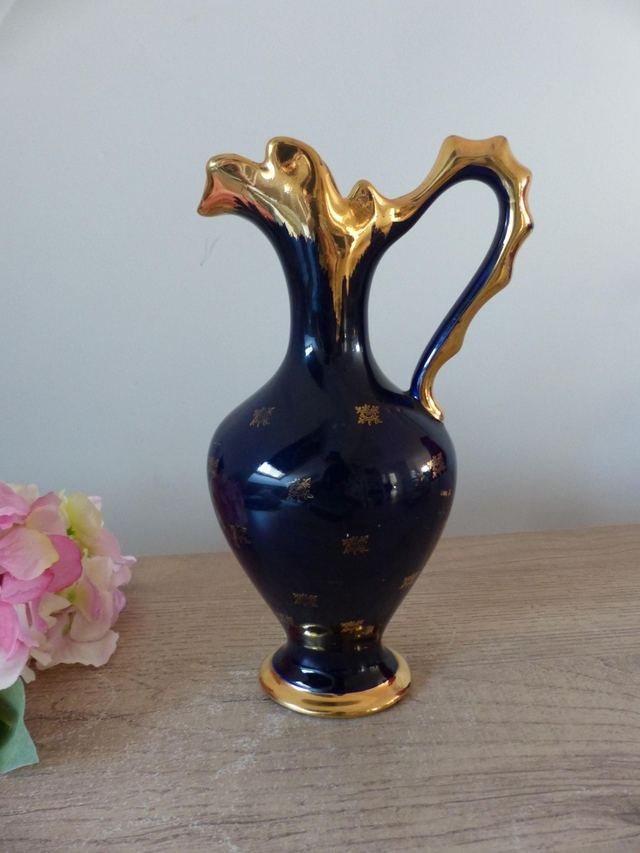Ancien vase soliflore bleu cobalt et doré en porcelaine, aiguillère carafe romantique scène galante France, cadeau couple, décoration maison