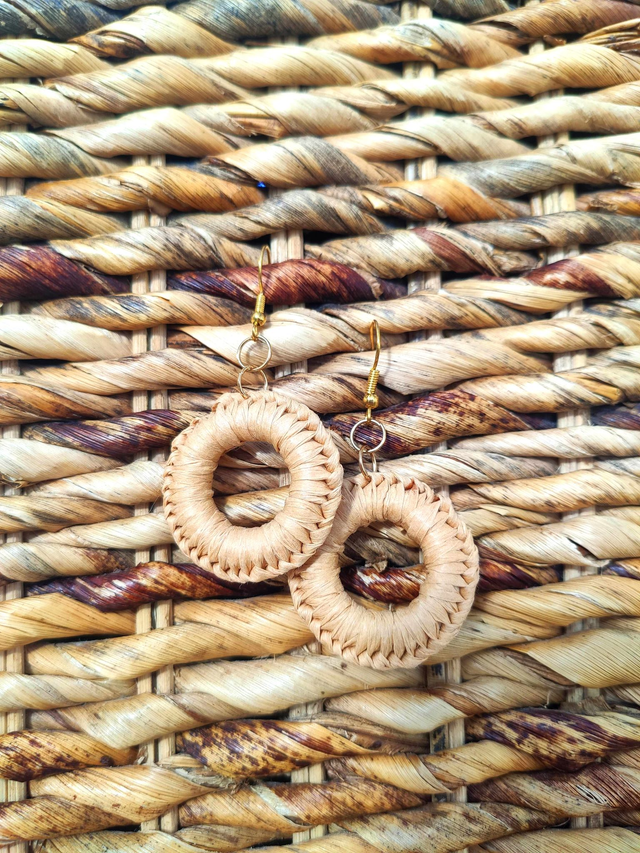Boucles d'oreilles rondes en raphia naturel recomposé