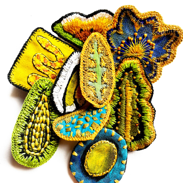 Broches peintes et brodées main (à choisir dans la liste)