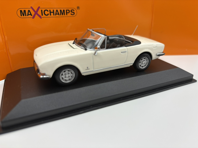 Minichamps '77 Peugeot 504 Cabrio in Weiß