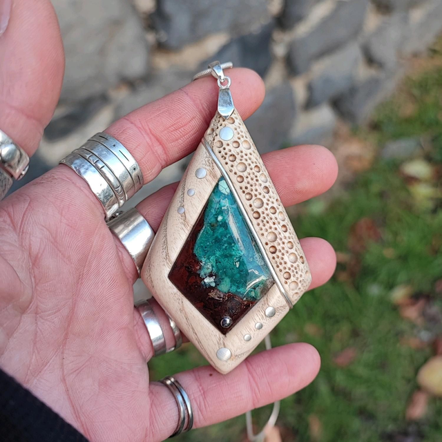 Pendentif en Bois de Frêne, Pierre Bois Pétrifié Opalisé et Argent