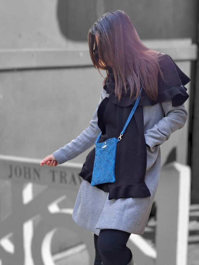 Porte-Téléphone en Cuir Bleu Motif Python Metallisé - Bandoulière Réglable à Fermoir Clip