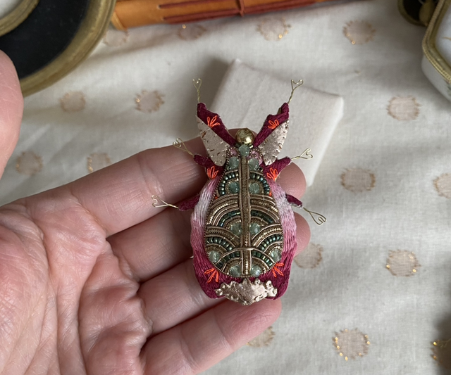 Broche Insecte brodé rose