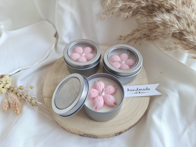 Kleine Kerze im Metall Gefäß mit Kirschblütendekor