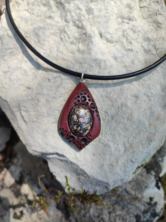 Pendentif en Bois d'Amarante, Rhodonite et Cordon Cuir