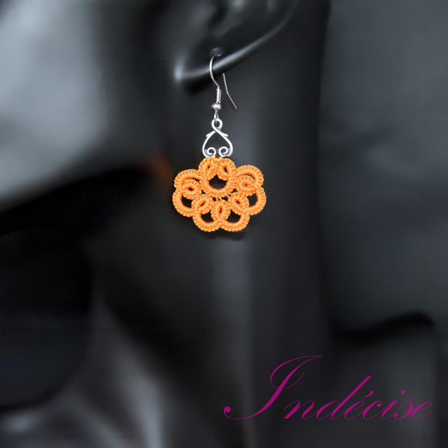 Boucles d'oreilles orange en dentelle à l'aiguille