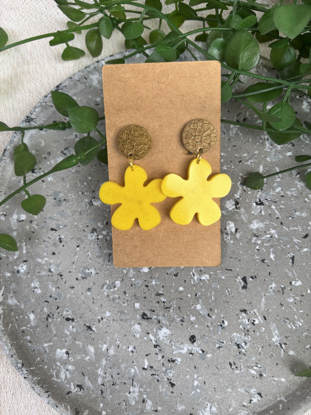 Boucles d’oreilles résine  jaunes et dorées 