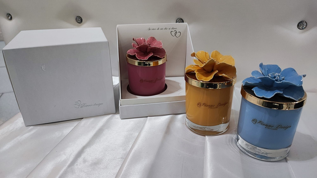 Candela con fiore ceramica lucida