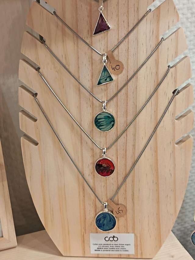 Collier pendentif résine colorée