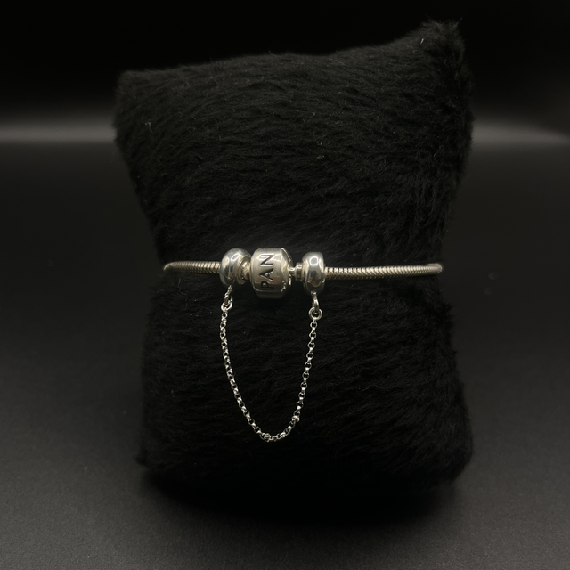 Berloque prata pega ladrão 