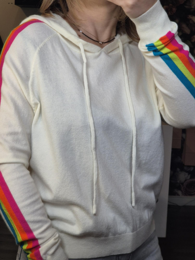 Pull à capuche et bandes colorés 