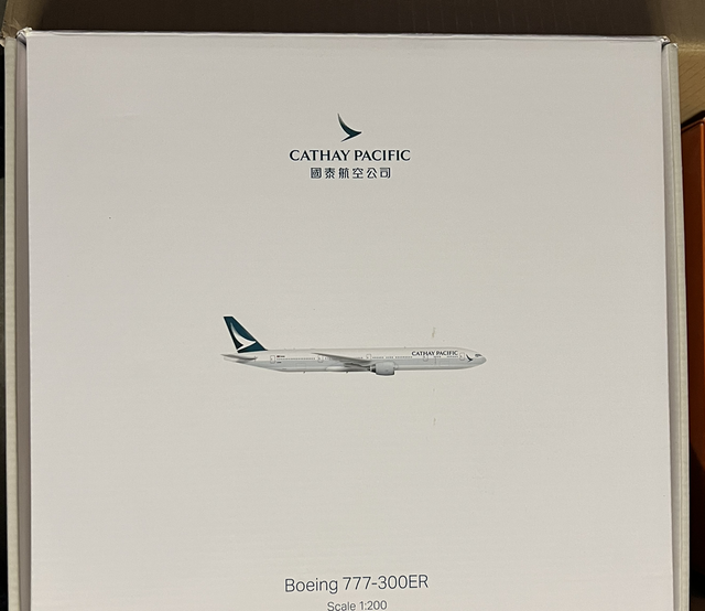 1:200 Cathay Pacific B777-300ER Herpa Wings / On board shop