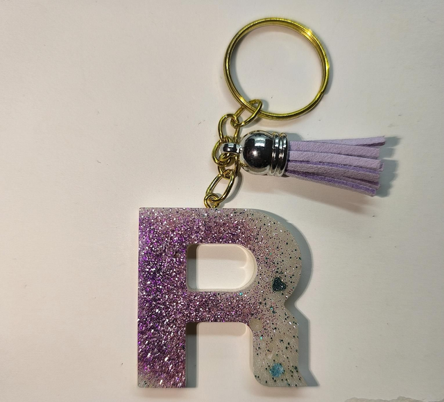 Porte clés initiale "R" blanc nacré et paillettes mauve 