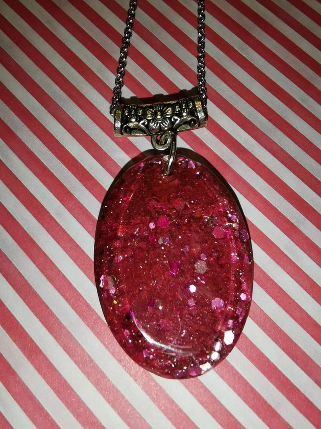 Pendentif rose pailleté 