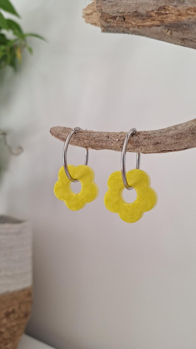 Boucles oreilles créoles fleur jaune